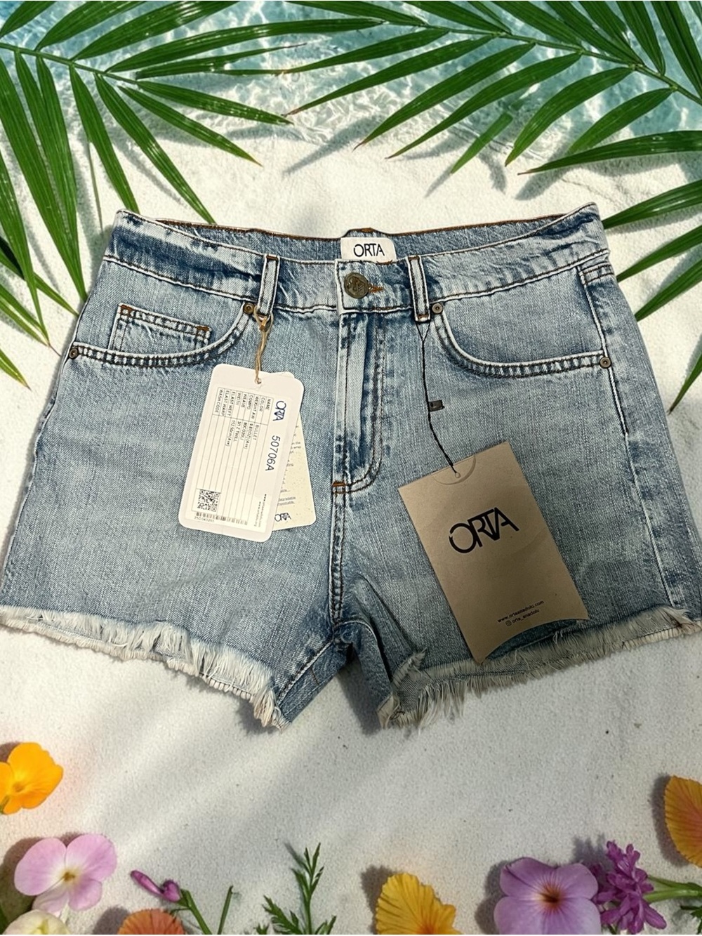 RtA Light Wash Denim Frayed Hem Women’s Shorts high waisted